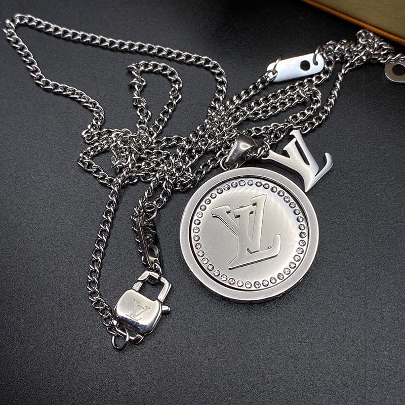 18K Louis Catch Pendant Necklace