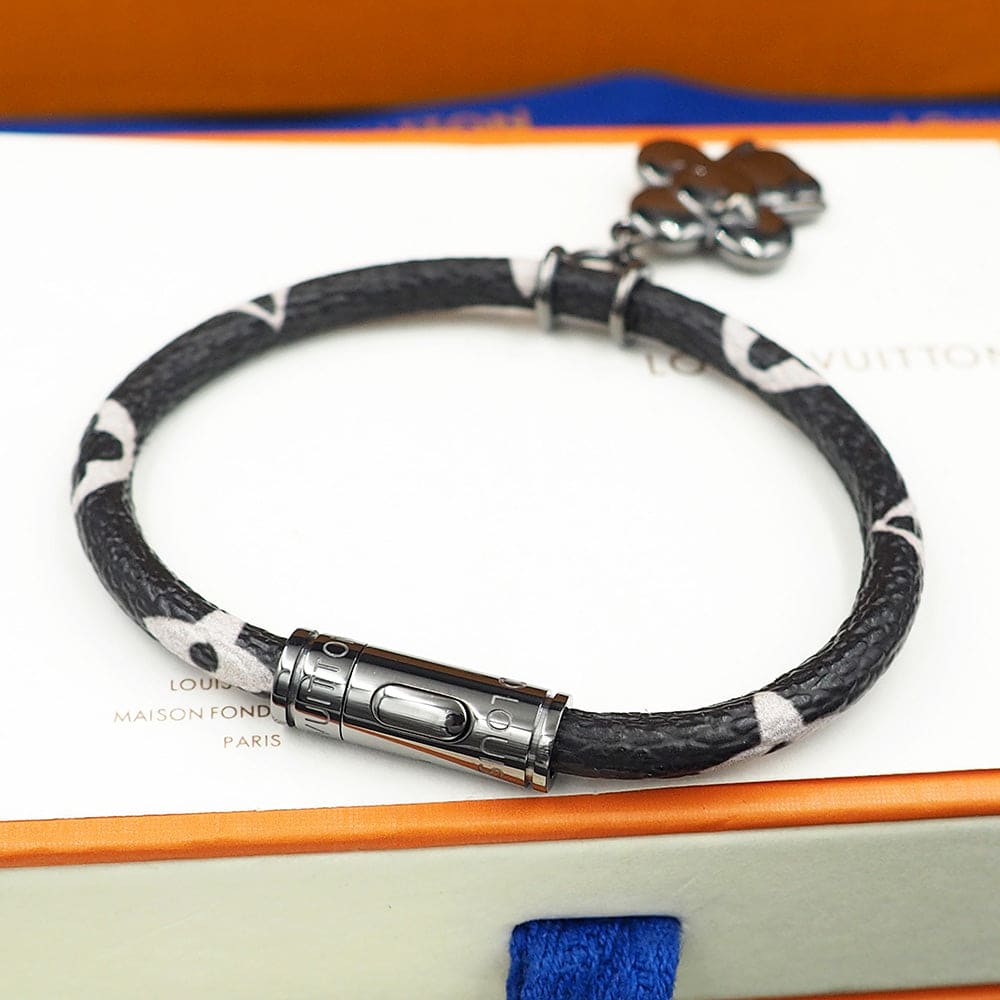 18K Louis Hang It Bracelet