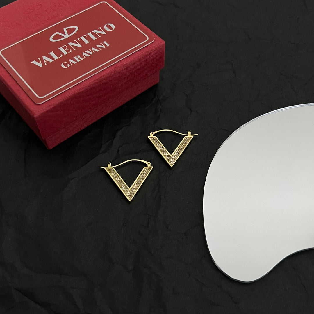18K Vlogo Diamonds Earrings