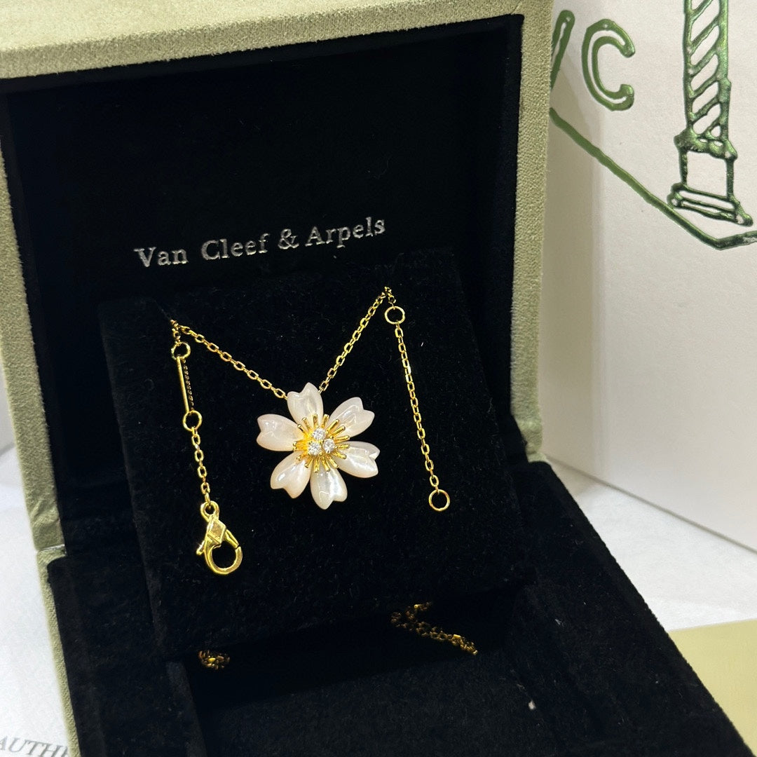18K Rose De No?l Clip Pendant Necklace