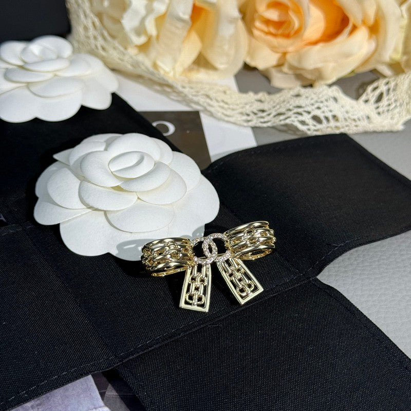 18K CC 25K Bow Tie Diamond Gold Brooch