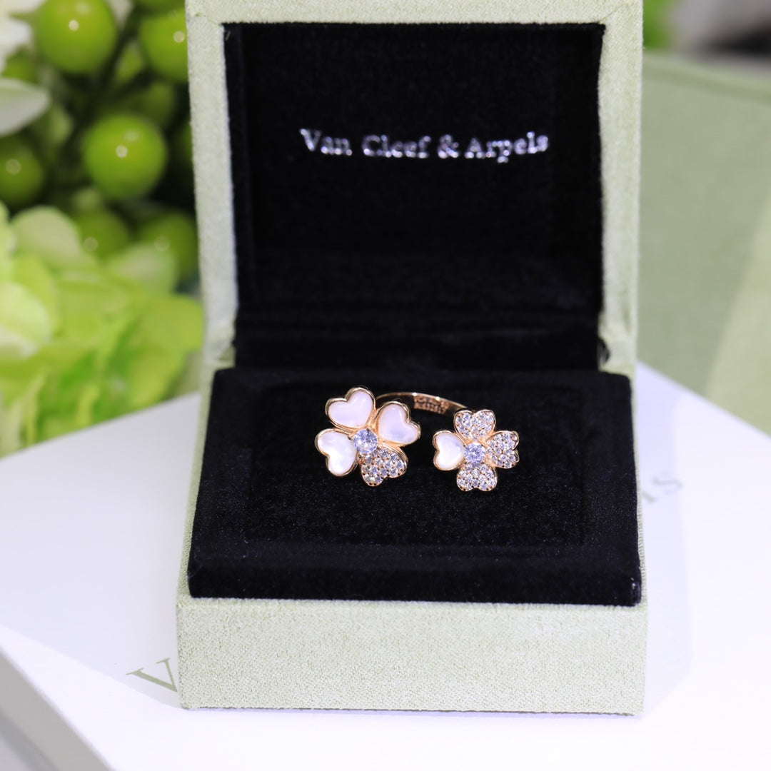 18K Cosmos Between the Finger Diamond Ring