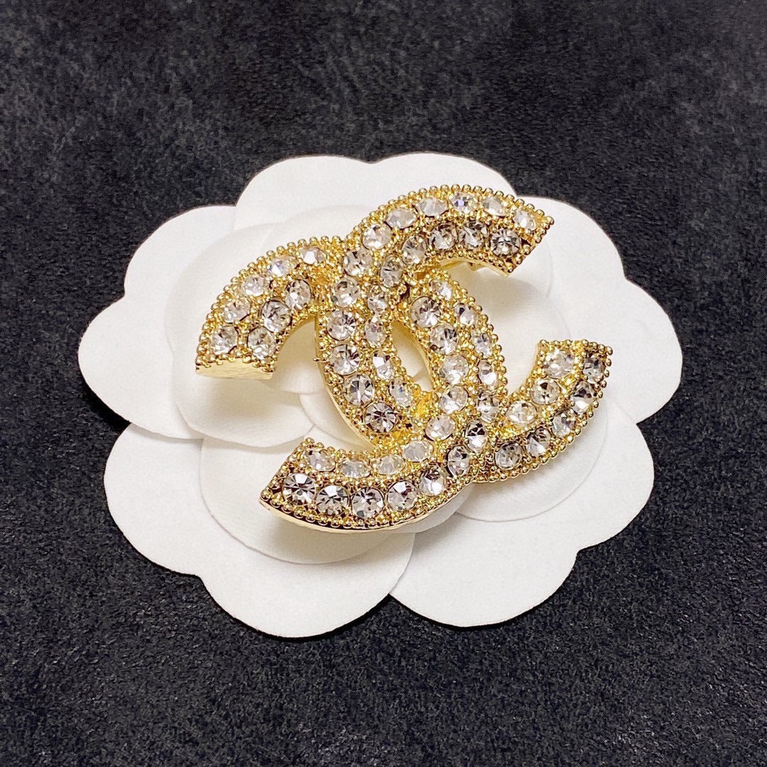 18K CC Diamonds Brooch