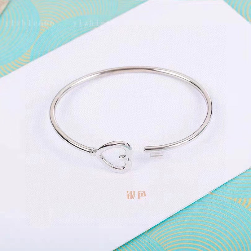18K T Heart Key Wire Bracelet