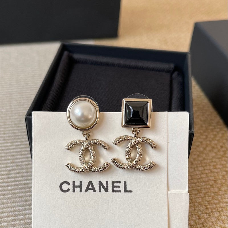 18K CC 26C Black & White Pearl Gold Earrings