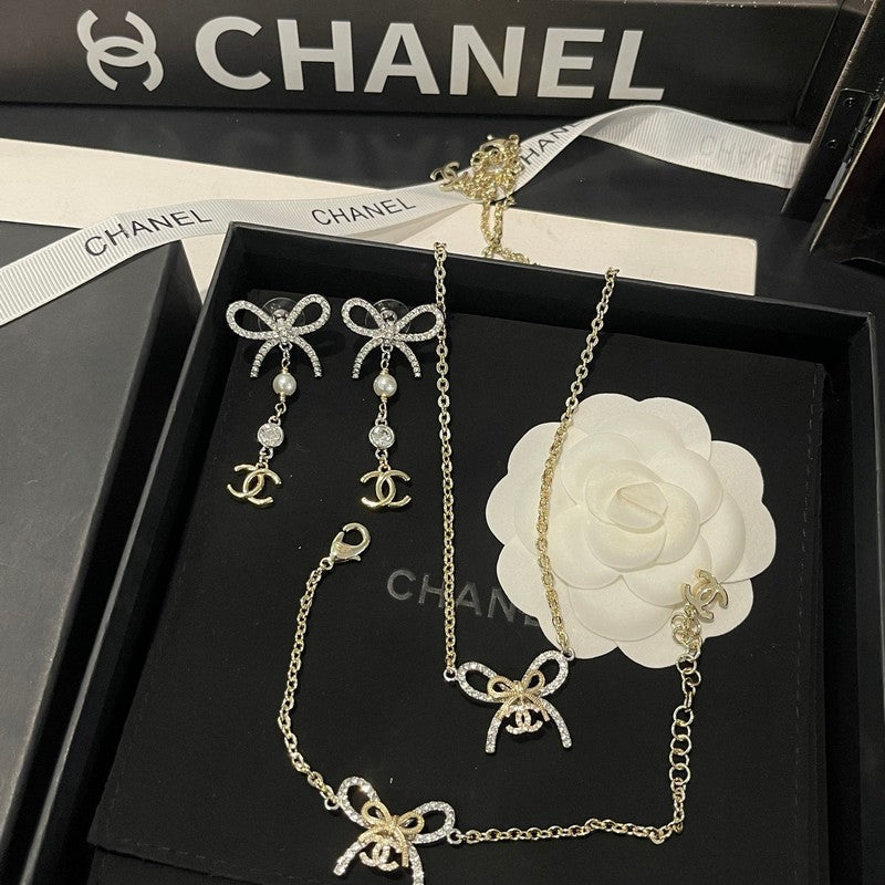 18K CC Bow Tie Chain Bracelet
