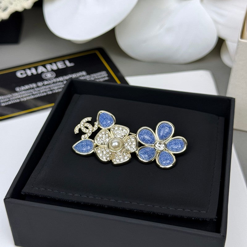 18K CC 26C Blue Flower Diamond Brooch