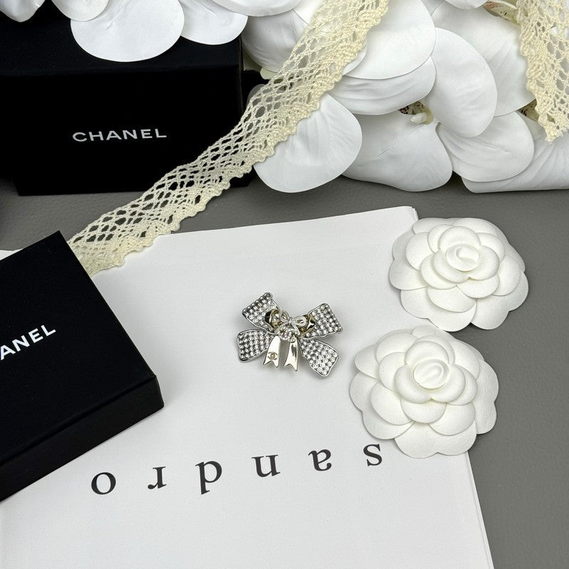 18K CC 25K Bow Tie Diamond Brooch