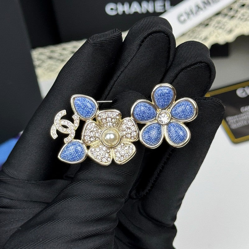 18K CC 26C Blue Flower Diamond Brooch