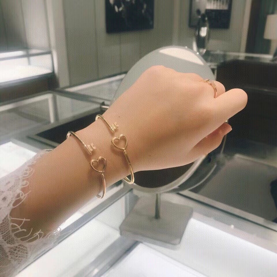 18K T Heart Key Wire Bracelet