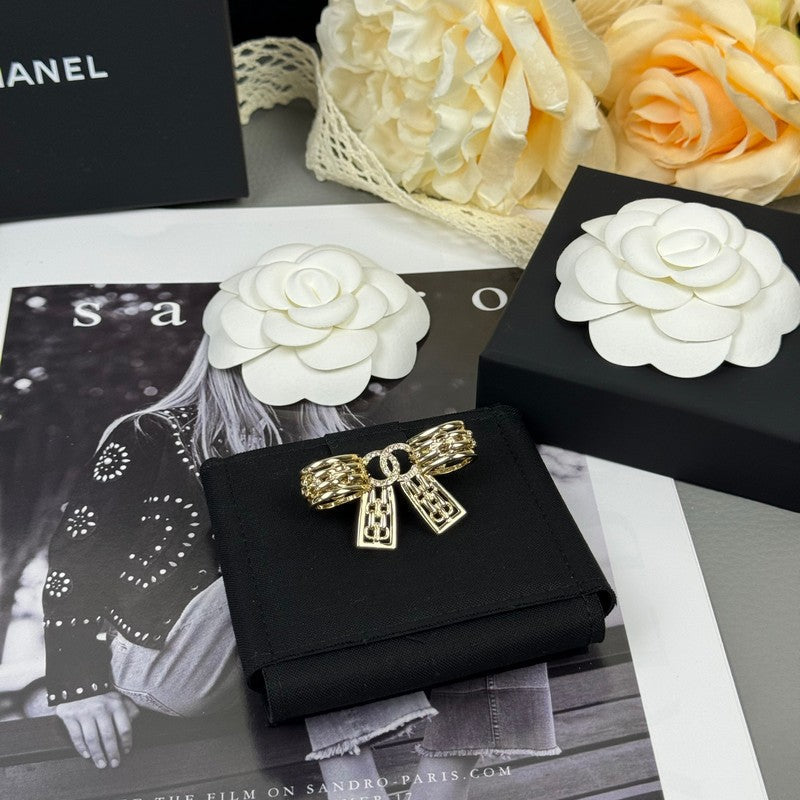 18K CC 25K Bow Tie Diamond Gold Brooch