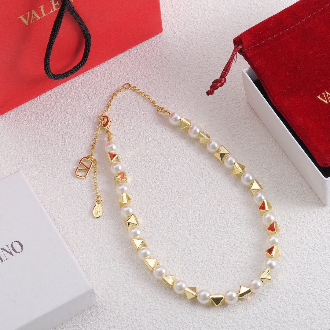 18K Vlogo Rockstud Pearls Necklace